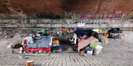 Matratzen, Decken und andere Habseligkeiten liegen unter einer Brücke in Hamburg.