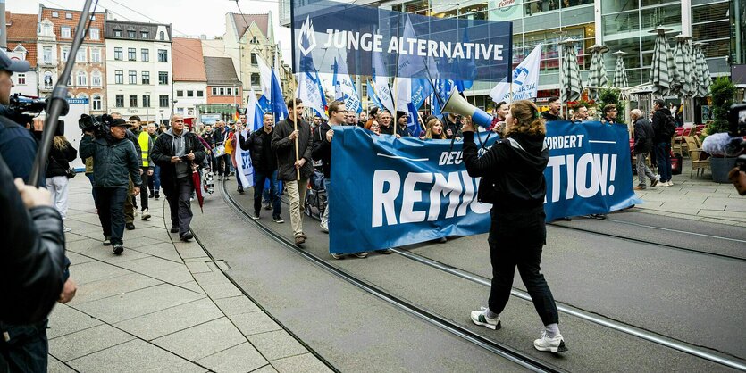 Protestzug der Jungen Alternative, mit einem Banner fordern sie die Remigration