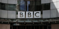 Das BBC-Logo auf einer Glaswand.
