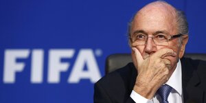 Fifa-Präsident Sepp Blatter blickt mürrisch.
