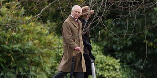 King Charles und Queen Camilla auf dem Weg zur Kirche