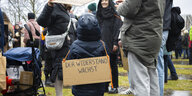 Kind auf der Demonstration gegen Rechtsextremismus trägt ein Schild: Der Widerstand wächst