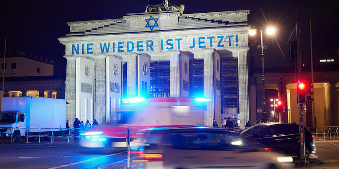 Der Schriftzug "Nie wieder ist jetzt!" auf dem Brandenburger Tor