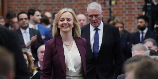 Liz Truss läuft am Publikum der Gründungsveranstaltung vorbei.