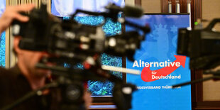 Ein Kameramann filmt im Saal des Hotel Pfiffelburg während des Landesparteitags der AfD.