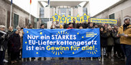 Demonstranten mit Transparent "Nur ein starkes EU-Lieferkettengesetz ist ein Gewinn für Alle" vor dem Bundeskanzleramt in Berlin.