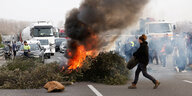 Baumzweige werden auf einer Autobahn AP-7 in Brand gesteckt, während Landwirte gegen Preisdruck, Steuern und grüne Regulierung protestieren.