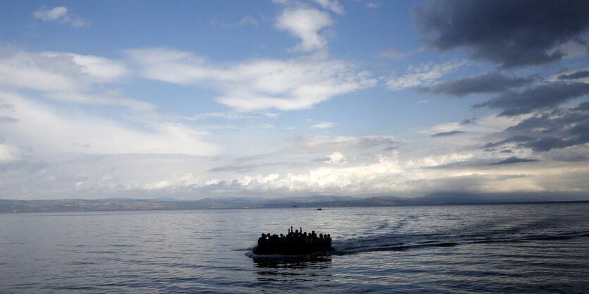 Ein Flüchtlingsboot vor Lesbos