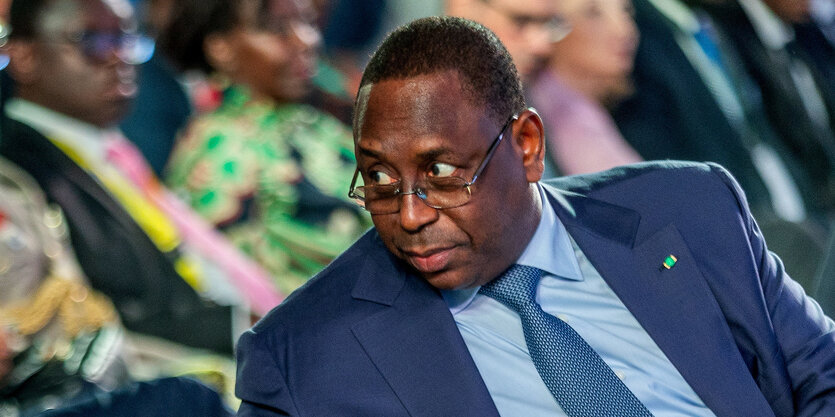 Macky Sall schaut nach rechts.