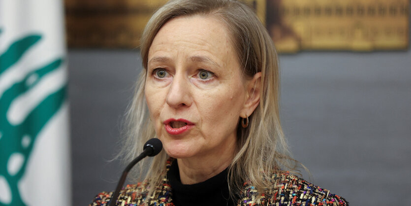 Dorothee Klaus am Mikrofon.