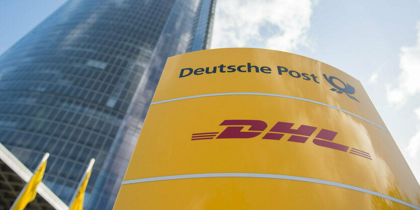 Ein Schild mit Post- und DHL-Aufschrift vor der Bundeszentrale der Deutschen Post