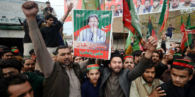 Pakistanische Demonstranten mit einem Plakat des Politikers Imran Khan