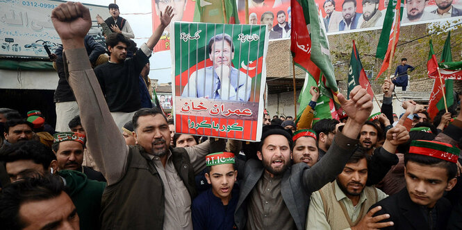 Pakistanische Demonstranten mit einem Plakat des Politikers Imran Khan