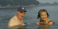 Ein älteres Ehepaar badet in einem See