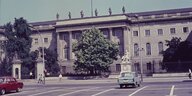 Die Humboldt-Universität zu Berlin von außen vom Boulevard Unter den Linden gesehen – 1980