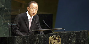 UN-Generalsekretär Ban Ki-moon spricht auf einem Podium