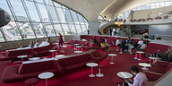 Lobby mit rotem Teppich , die großen Fensterscheiben leben den Blick frei auf Flugzeuge