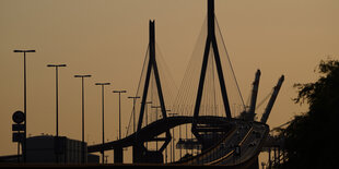 Köhlbrandbrücke im Abendlicht