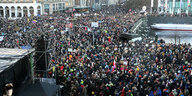 Menschenmassen demonstrieren in Hamburg