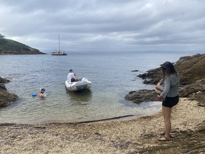 Mit dem Schlauchboot wird eine Bucht erkundet.