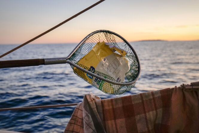 Plastik ist überall. Eine Cracker-Verpackung wurde aus dem Meer gefischt.