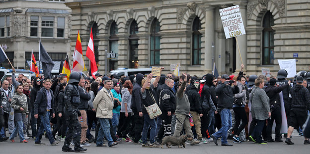 Teilnehmer der „Offensive für Deutschland“ marschieren am Samstag durch Leipzig.