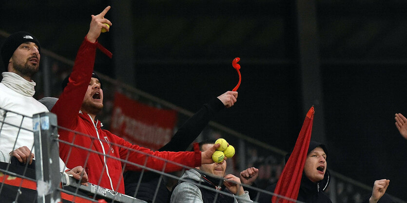 Fußballfans werfen Tennisbälle aufs Feld