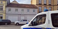 Blick auf das "Flieder Volkshaus", ein Polizeiwagen parkt vor dem Haus