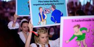Kostümierte Kinder halten Schilder der Kampagne hoch: Pänz haben das Recht respektvoll behandelt zu werden
