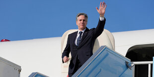 US-Außenminister Antony Blinken winkt, als er am Donnerstag, 8. Februar 202, auf einem Flughafen in der Nähe von Tel Aviv, Israel, in sein Flugzeug steigt.