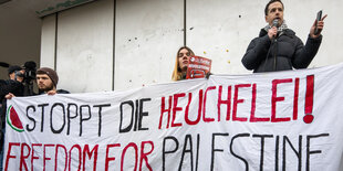 "Stoppt die Heuchelei!", protestieren Student*innen vor der FU.