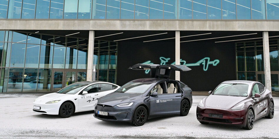 Drei Tesla-Modelle stehen vor dem Werk in Grünheide