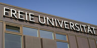Fassade mit Aufschrift "Freie Universität"