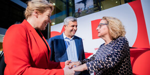 Das Bild zeigt Entwicklungsministerin Svenja Schulze, Wirtschaftssenatorin Franziska Giffey und SPD-Landeschef Raed Saleh