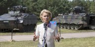 Verteidigungsministerin Ursula von der Leyen spricht in ein Mikrofon