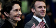 Amelie Oudea-Castera applaudiert, Emmanuel Macron schaut freundlich