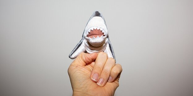 Ein Hai als Fingerpuppe