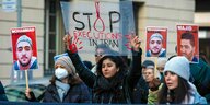Protest von iranischen Aktivisten vor dem deutschen Aussenministerium in Berlin: Sie forderrn Stop Executions in Iran und halten Fotos von möglichen Opfern hoch