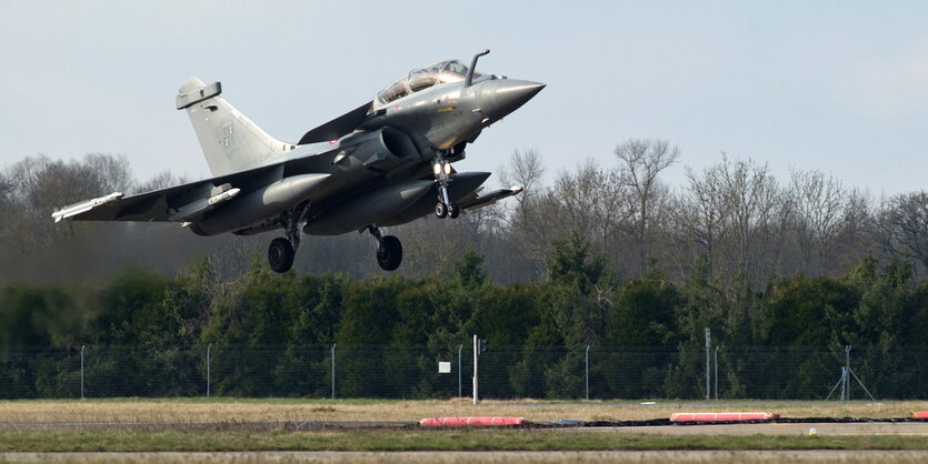 Ein französisches Kampfflugzeug vom Typ "Rafale" beim Start.