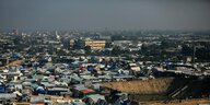 Blick auf ein provisorisches Lager in der Stadt Rafah im südlichen Gaza-Streifen.