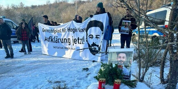 Freunde und Angehörige von Hogir Alay halten eine Mahnwache ab. Der junge Kurde starb unter mysteriösen Umständen.