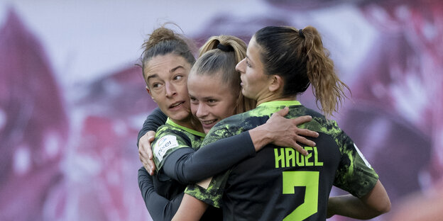 Wolfsburgs Spielerin Vivien Endemann jubelt mit Felicitas Rauch und Chantal Hagel.