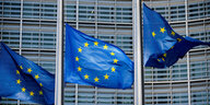 drei EU Flaggen wehen im Wind vor der Europäischen Kommission