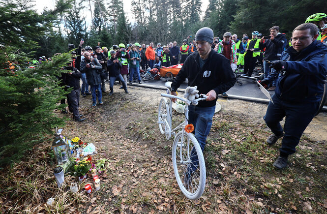 An die Unfallstelle wird ein Fahrrad gestellt.