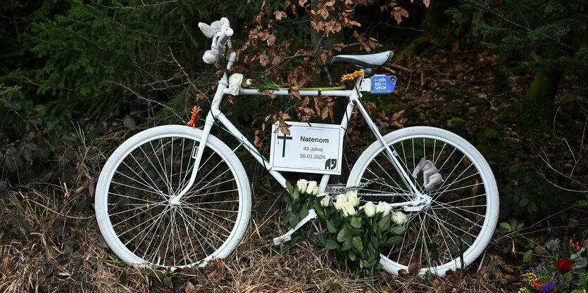 Ghostbike an einer Straße.