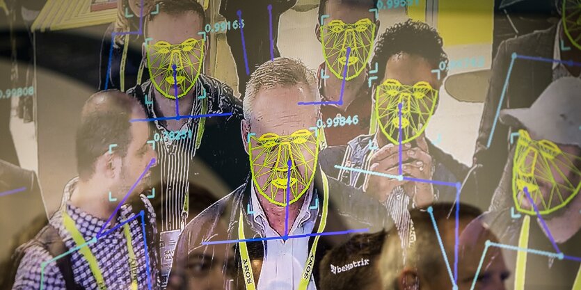 Gesichter sind mit Markierungen einer Gesichtserkennungs-Software überzogen