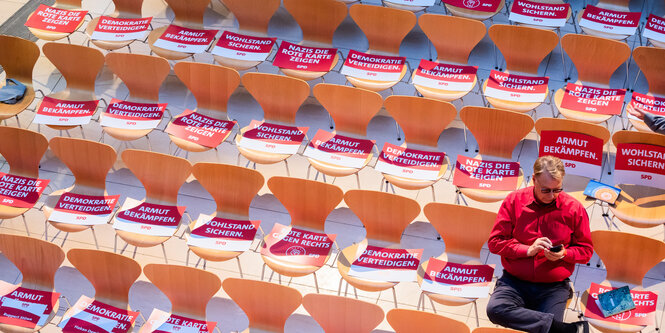 Plakate mit Wahlkampfparolen liegen vor Beginn des SPD-Wahlkampf-Abschlusses zur Teilwiederholung der Bundestagswahl in Berlin im Willy-Brandt-Haus auf Stühlen