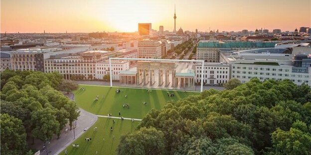 Eine Animation: so soll das Brandenburger Tor zur Fußball EM 2024 aussehen: mit einem riesigen weißen Fußballtor, größer als das Brandenburger Tor, und viel grünem Rasen