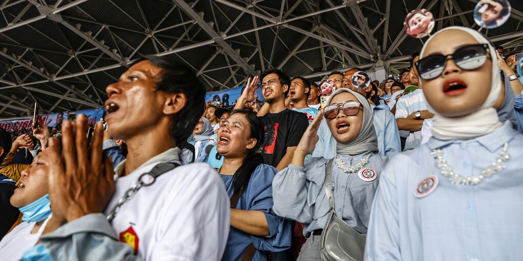 Viele Menschen bei einer Wahlveranstaltung in Jakarta