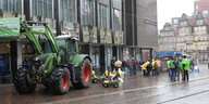 Traktoren und Demonstranten stehen vor der Bremer Bürgerschaft